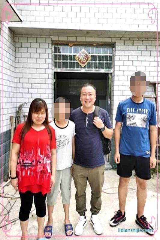 魏立榮先生和孩子一起去六1班郭*妍同學(xué)家慰問(wèn)